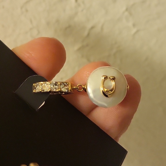 Coach Freshwater Pearl Huggie Earrings ✨️ NWT/Rare - Picture 4 of 5